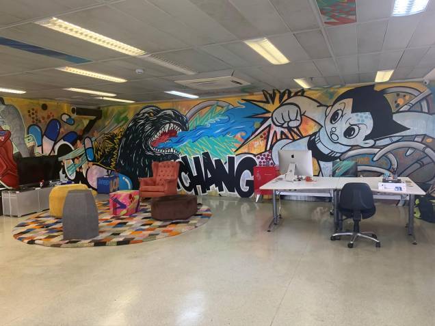 Detalhes da reda&ccedil;&atilde;o: paredes grafitadas com temas da cultura pop