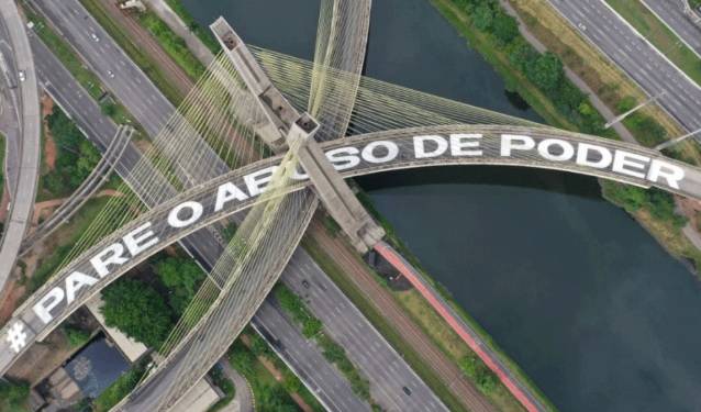 Artistas pintam “Pare o abuso de poder” na Ponte Estaiada