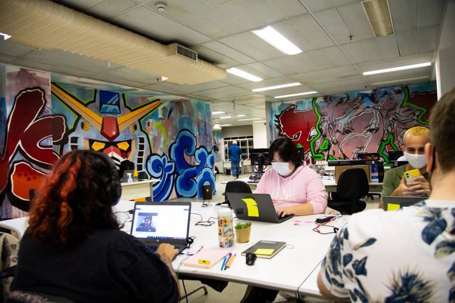 Detalhes da reda&ccedil;&atilde;o: paredes grafitadas com temas da cultura pop