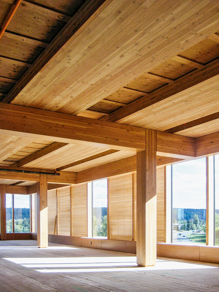 Wood Innovation and Design Centre, Canadá (EMA PETER) Wood Innovation and Design Centre, no Canadá: projeto de Michael Green Architecture foi construído em 2014 com madeiras expostas como parte da decoração.