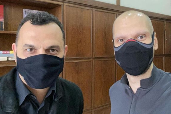 Imagem mostra selfie de Alê Youssef e Bruno Covas
