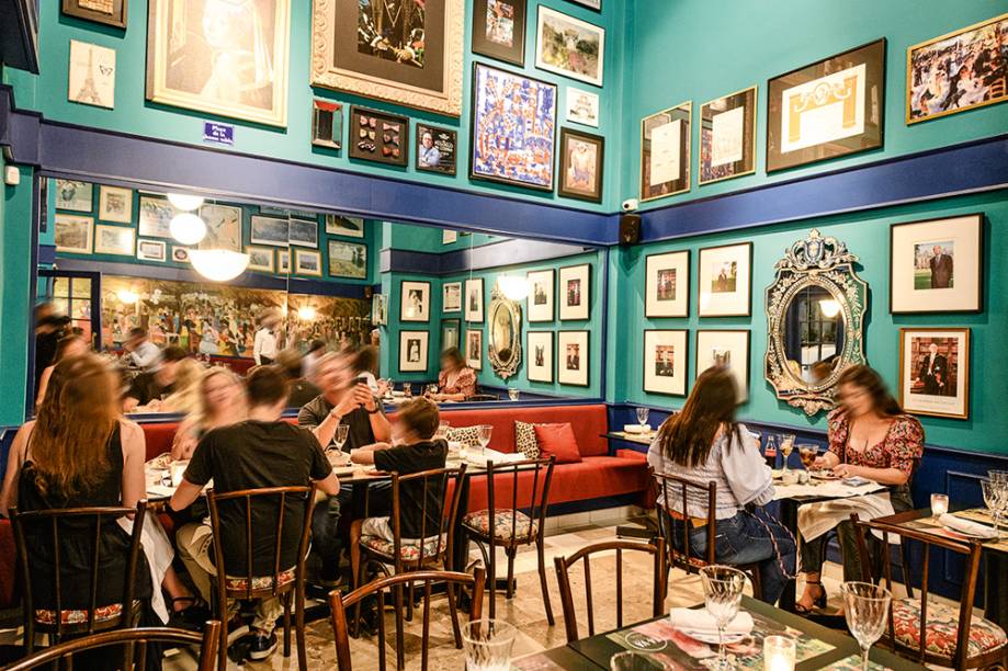 Ça-Va: salão com paredes de cores azul e verde Ça-Va: salão com paredes de cores azul e verde