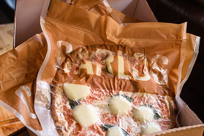 Três pizzarias de qualidade lançam versões para finalizar em casa