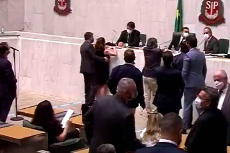 Conselho de Ética aceita denúncia de Isa Penna contra Fernando Cury