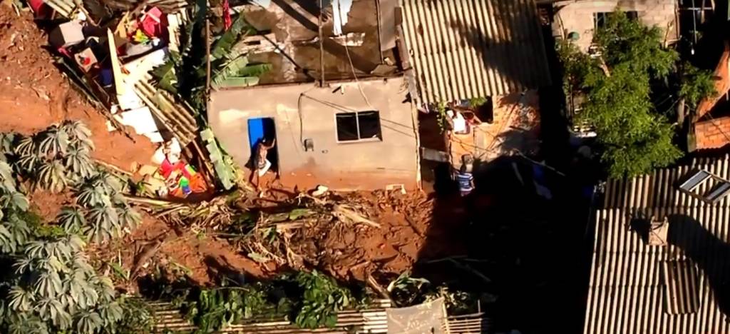 Bombeiros resgatam dois últimos corpos soterrados em Embu das Artes