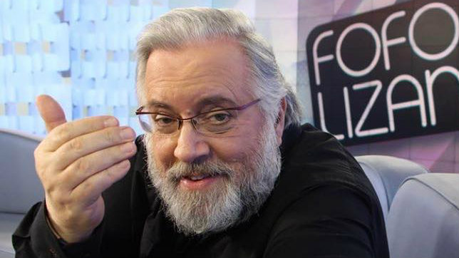 leão lobo com a mão erguida e falando