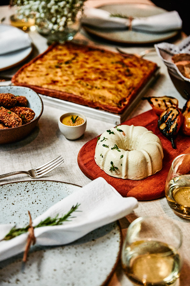 ráscal_empório ráscal_mesa posta com musse de queijo, torta de cebola e croquete de ossobuco2_angelo dal bó.jpg Empório Ráscal: musse de queijo, torta de cebola e croquete