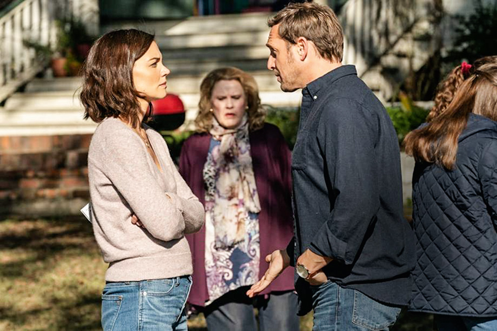 Katie Holmes e Josh Lucas: roteiro didático, mas que desanuvia