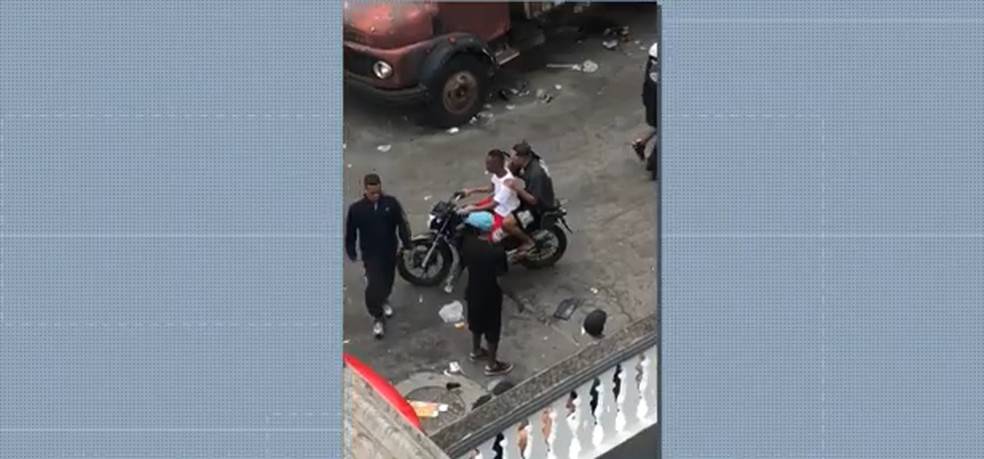 Polícia prende dois homens com submetralhadora em baile funk