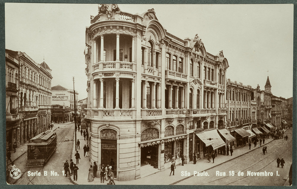 Foto em preto e branco da rua