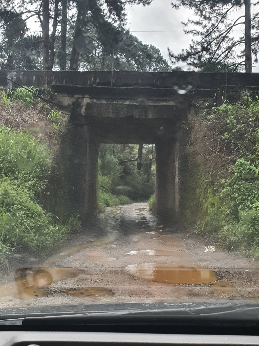 cachoeira do sagui Imagem mostra a estrada que leva até a Cachoeira: terra e muitos buracos