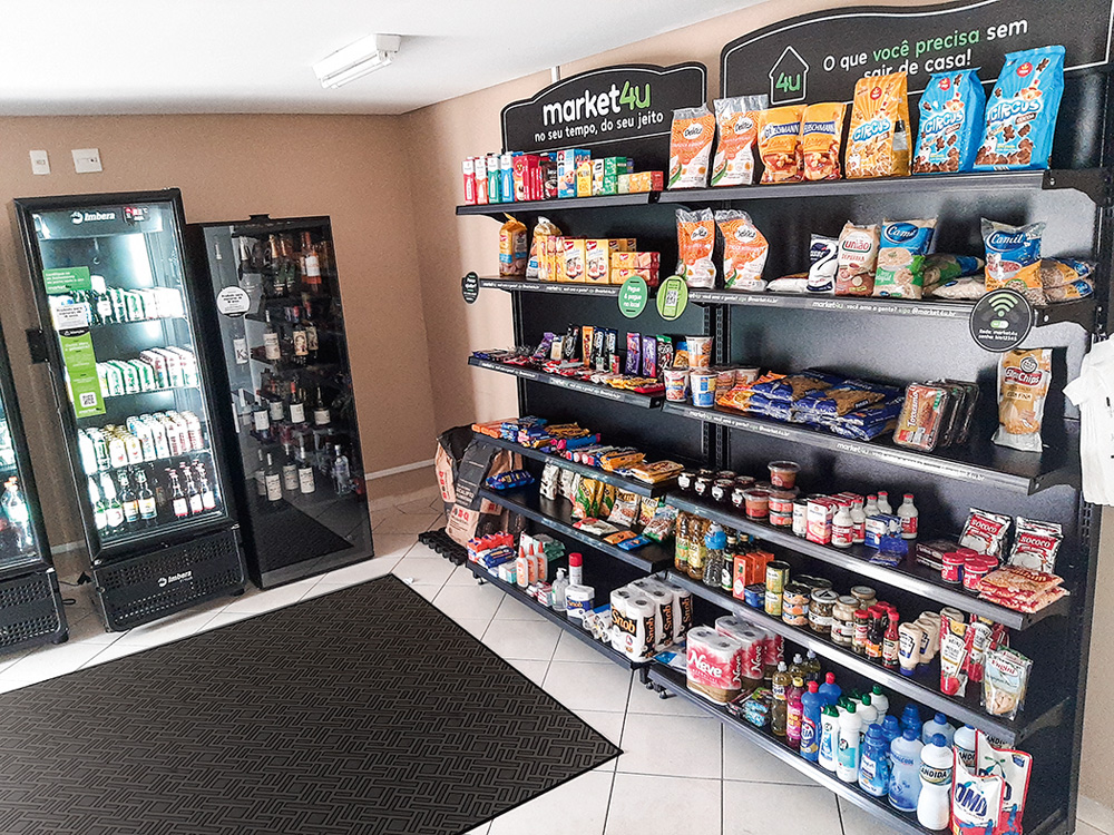 Market4u Prateleiras cheia de produtos e geladeira com bebidas.