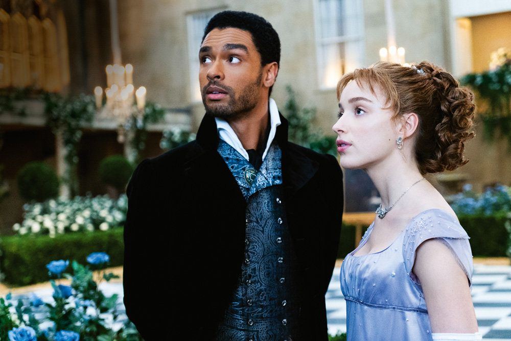 Regé-Jean Page e Phoebe Dynevor