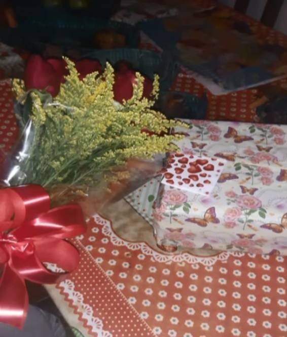 Mulher recebe buquê de flores com bomba e fica ferida após explosão