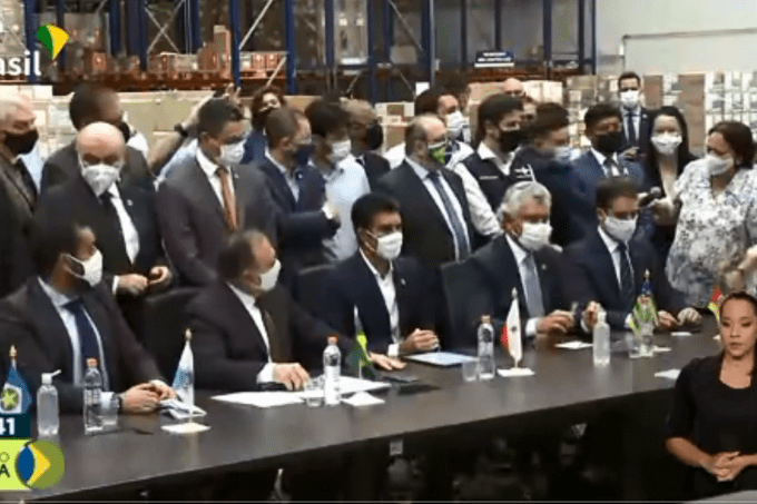 Após pressão, Pazuello diz que vacinação começa nesta segunda