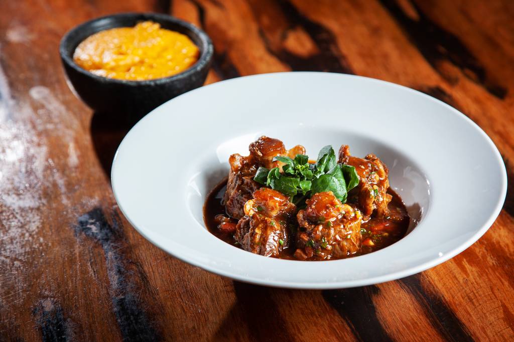 Montado no térreo do Copan, Bar da Dona Onça serve uma ótima rabada