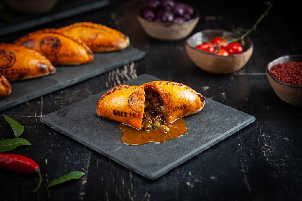 Já comeu a “empanada” boliviana? No Saltas & Tapas tem
