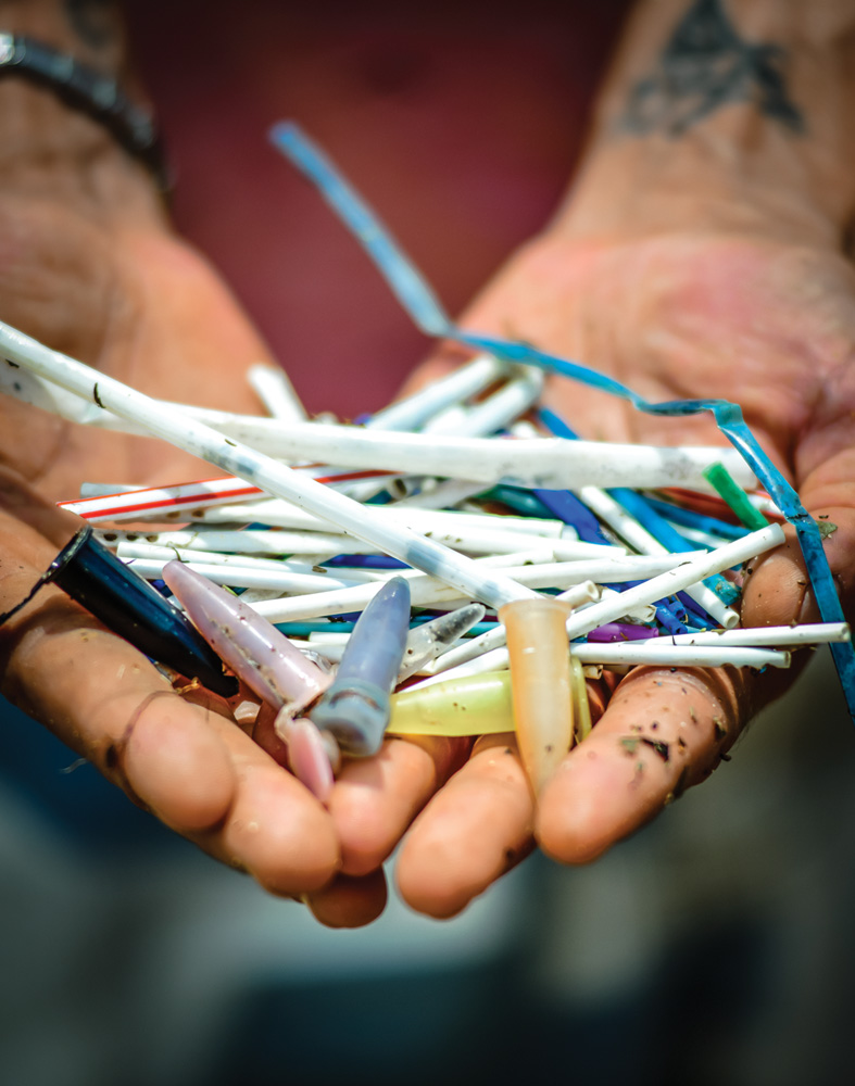 Mãos cheias de lixo guarapiranga Mãos cheias de palitos de pirulito e pinos de cocaína