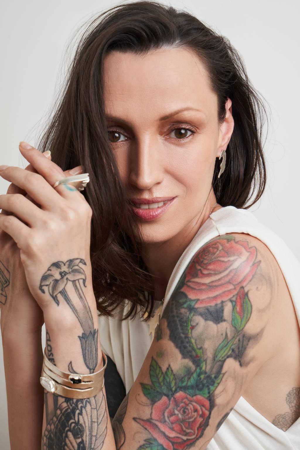 Marina Dias (Fernando Pastorelli) Retrato da modelo e DJ Marina Dias com braço esquerdo mostrando tatuagens.