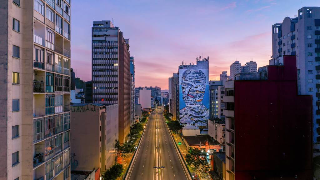 Minhocão de São Paulo faz 50 anos e ganha galeria de arte a céu aberto