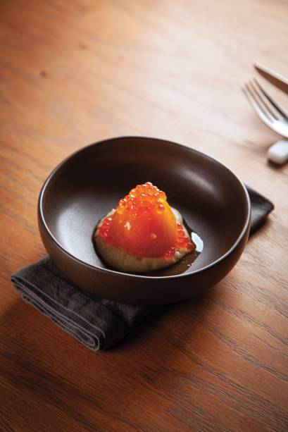 Tomate marinado sobre creme de alcachofra com ovas de salmão Tomate marinado sobre creme de alcachofra com ovas de salmão