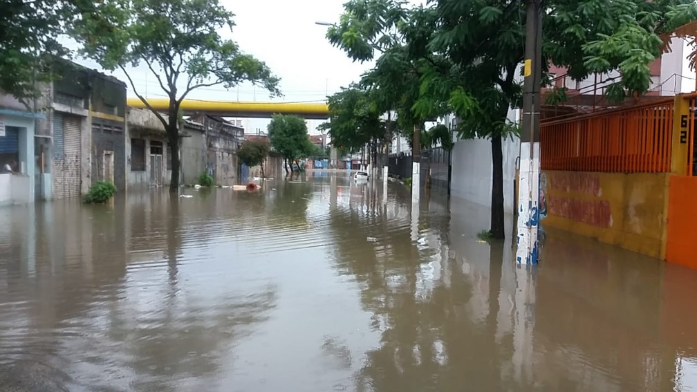 Córregos transbordam e cidade tem 11 pontos de alagamento
