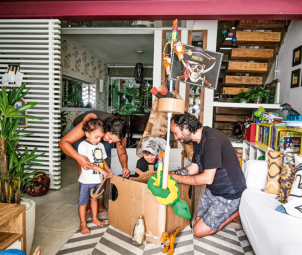 brincadeiras criança pirata Família montando um barco pirata com uma caixa de papelão