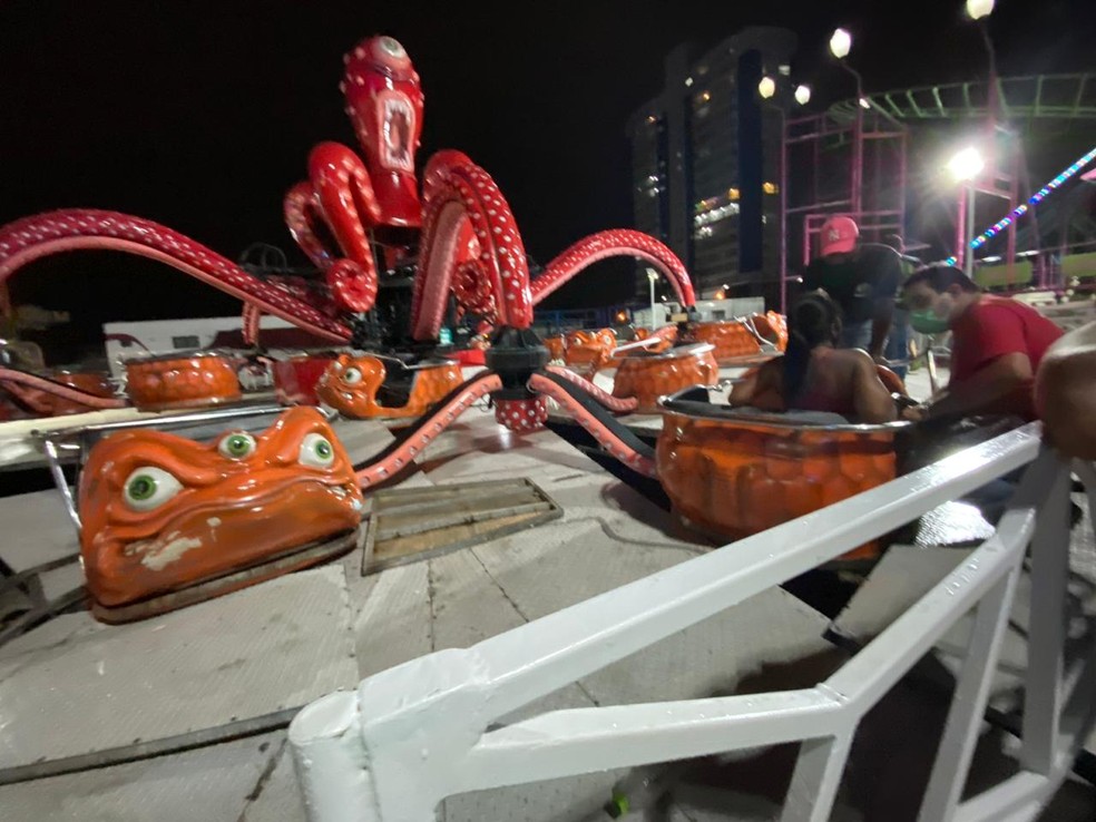 Brinquedo despenca e fere jovem em parque de diversões no litoral