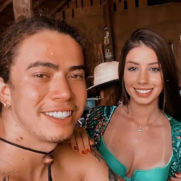 Imagem mostra foto de Whindersson Nunes e Maria Lina Deggan sorrindo