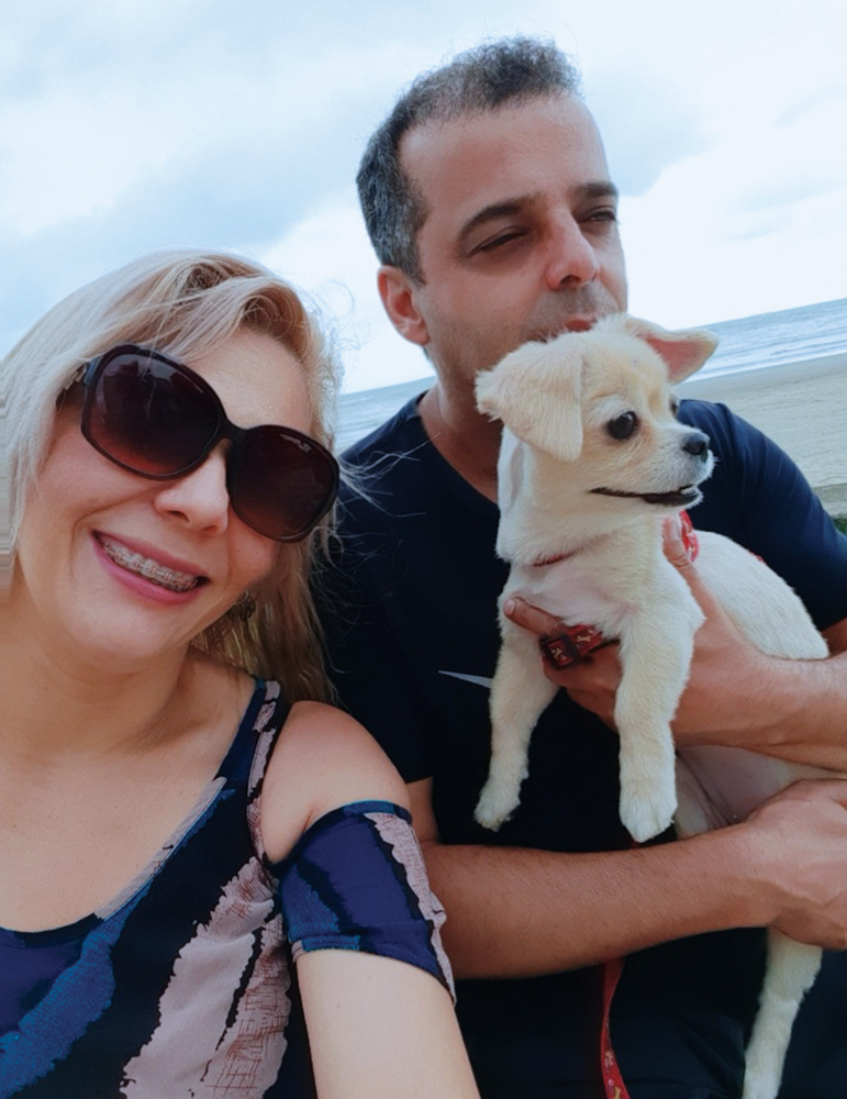 foto.jpg Telma e Clodoaldo passeando na praia com uma cachorrinha no bolo
