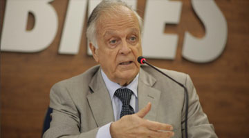 Imagem mostra Gabriel Rodrigues discursando