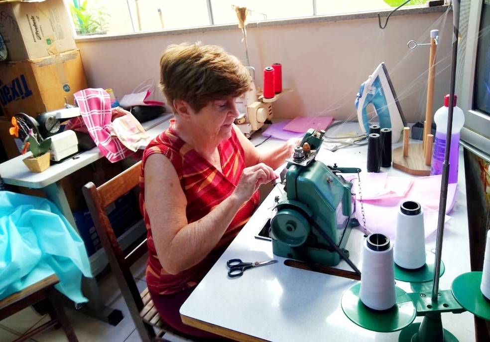 Morre de Covid-19 idosa que criou varal solidário de máscaras para doação