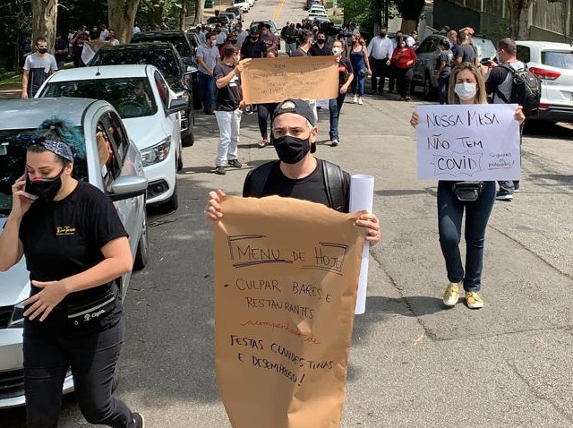 Manifestação no Morumbi: "nossa mesa não tem Covid"