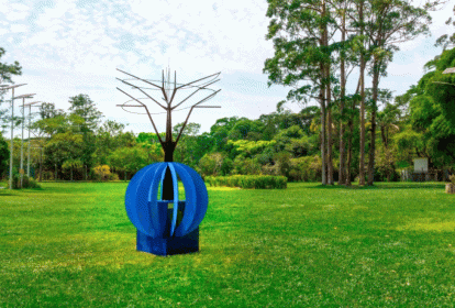 O memorial instalado no Parque do Carmo: árvore e globo terrestre lembram mortos pela Covid