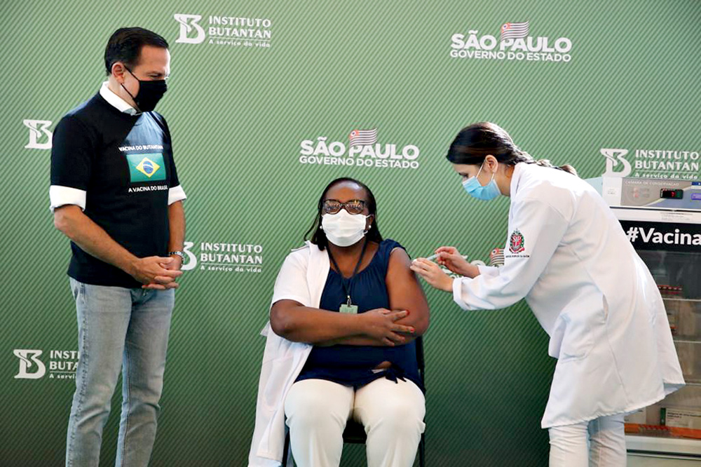 monica calazans vacinação A enfermeira Mônica Calazans tomando a primeira dose da vacina CoronaVac, ao lado de João Dória, governador de São Paulo