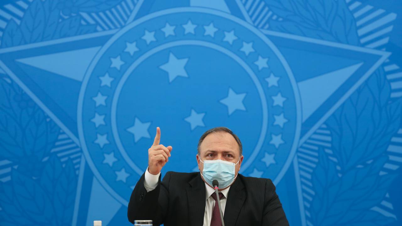 Imagem mostra o ministro Eduardo Pazuello discursando com o dedo levantado