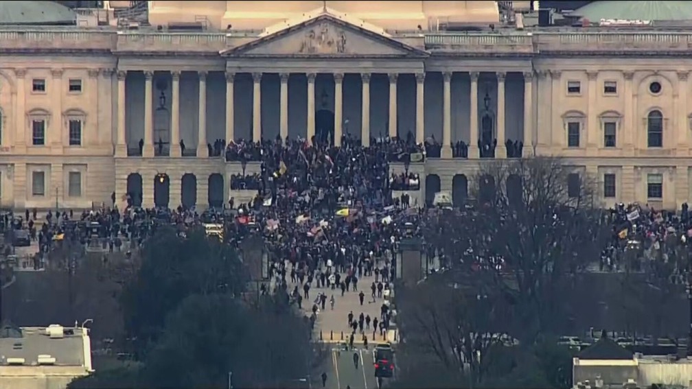 Aglomeração se concentra em frente ao Capitólio, nos Estados Unidos