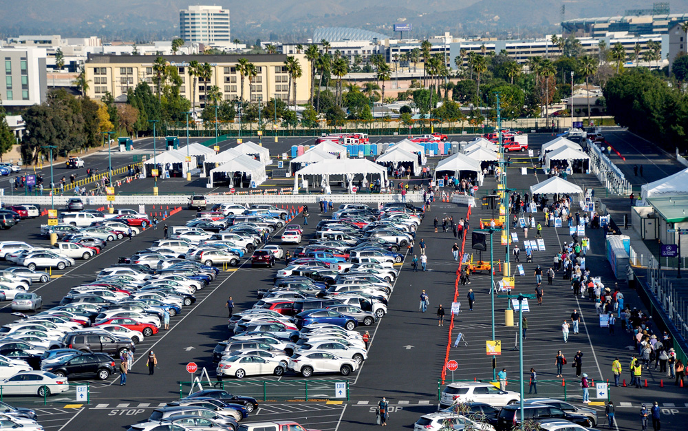 Disney Vaccination Site Estacionamento lotado de carros sendo usado como ponto de vacinação nos Estados Unidos