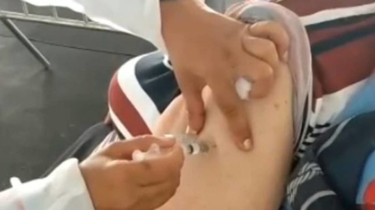 Técnica de enfermagem fingiu vacinar idosa, mas não aplicou imunizante