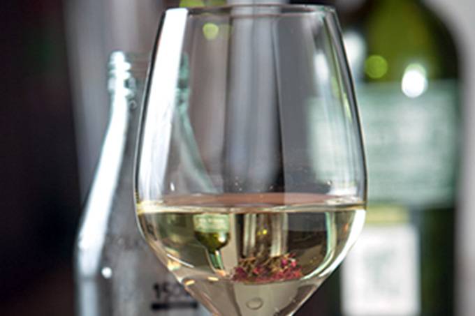 Busca por vinhos brancos cresceu 90% entre os paulistanos, afirma Evino