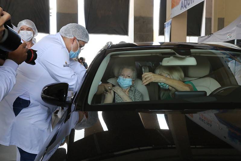 Vacinação de idosos entre 77 e 79 e 80 e 84 anos é antecipada; veja datas