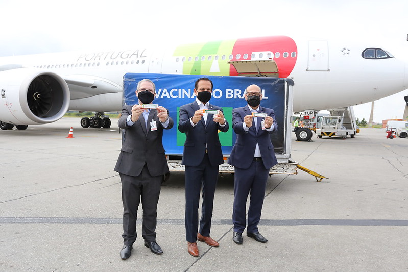 Avião traz segundo lote de insumo para vacina