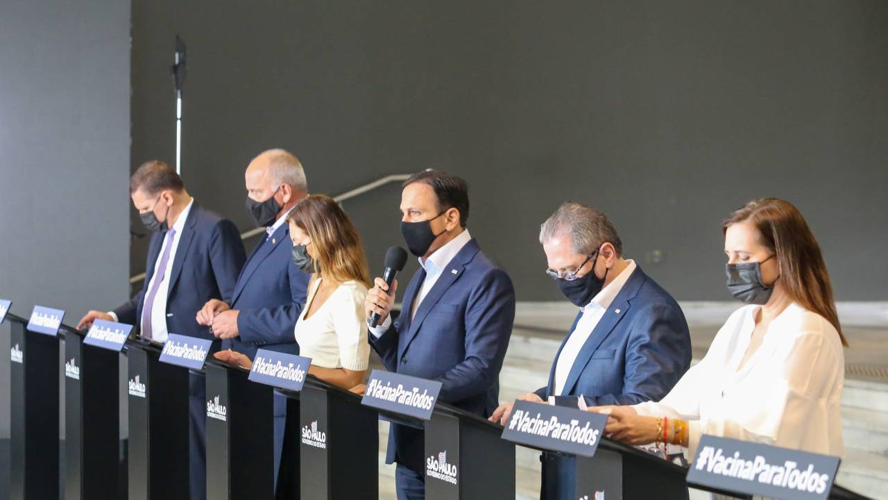 Imagem mostra membros do governo paulista em coletiva de imprensa no Palácio dos Bandeirantes
