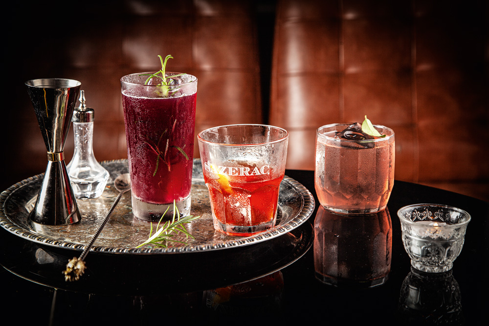 Composição de drinques: hillbilly, sazerac, e limessy