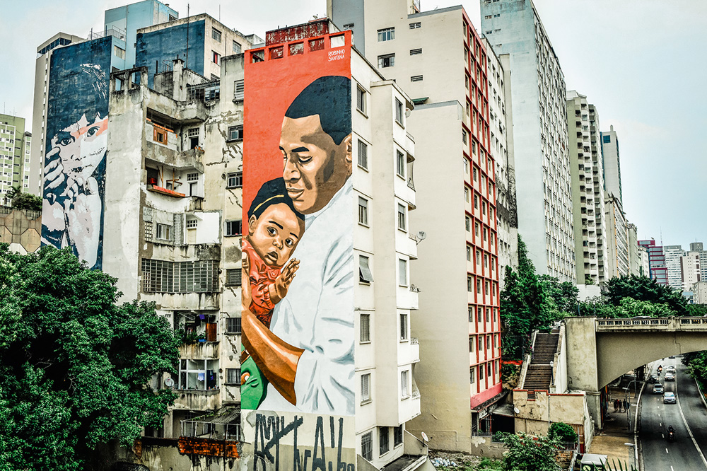 Artista trava luta por obra em fachada de prédio em BH