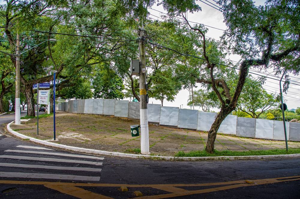 Prefeitura conclui cercamento da Praça Pôr do Sol, que segue fechada