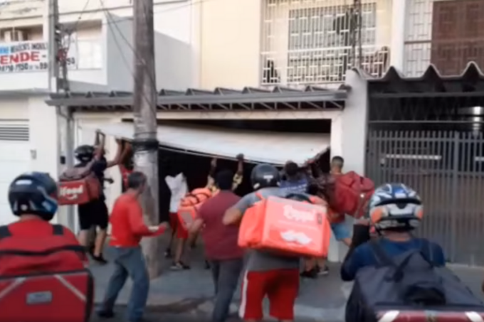 Motoboys se revoltam e destroem portão e carro de suposto cliente golpista