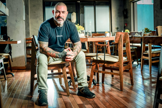 Henrique Fogaça desmaia e sofre corte na cabeça durante gravação