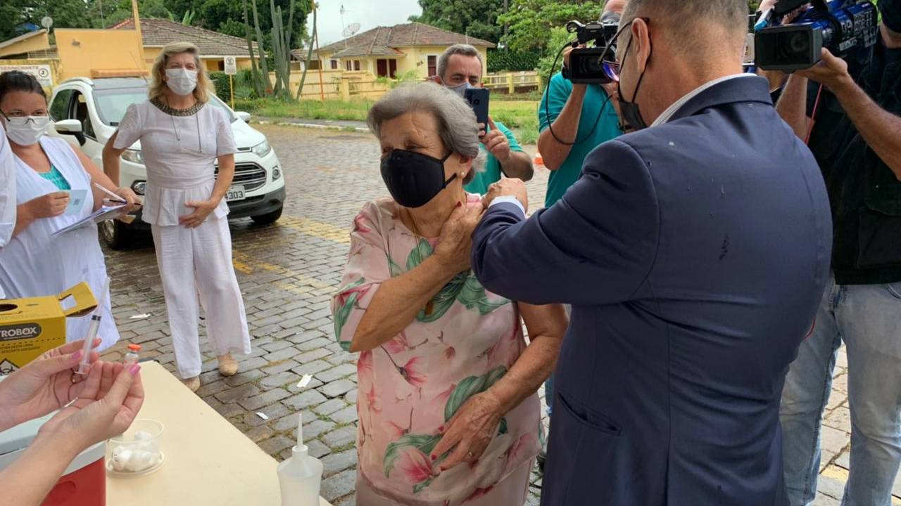 Dimas Covas: diretor do Butantan vacina a própria mãe no interior de São Paulo