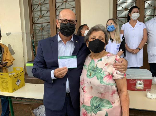 Dimas Covas: diretor do Butantan vacina a própria mãe no interior de São Paulo Dimas Covas: diretor do Butantan vacina a própria mãe no interior de São Paulo